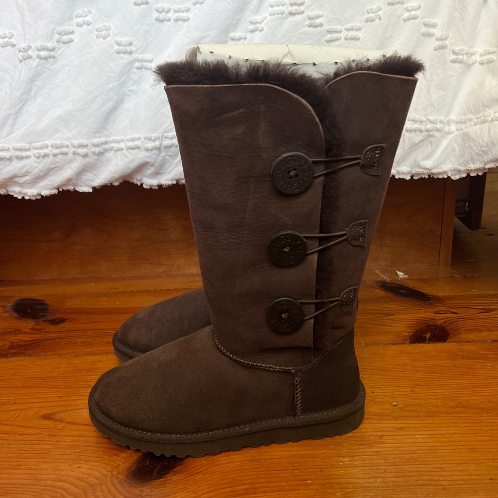 UGG Bailey Button Triplet II in Chocolate Brown Suede Size 6